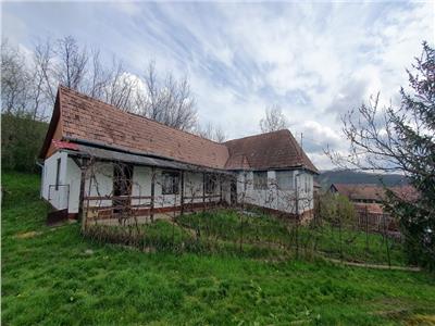 Casa cu 4 camere si 68 ari teren in Valea Izvoarelor