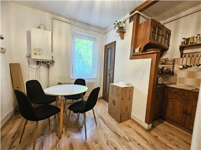 Tudor Str Transilvaniei etaj 1 apartament 3 camere, 2 bai.